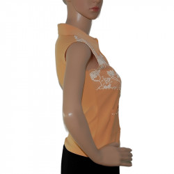 In der Seitenansicht wirkt das ärmellose Shirt elastisch, feminin und figurbetont