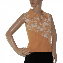 Die Vorderansicht des lachsfarbenen Damen-T-Shirts zeigt Reißverschluss und Perlen