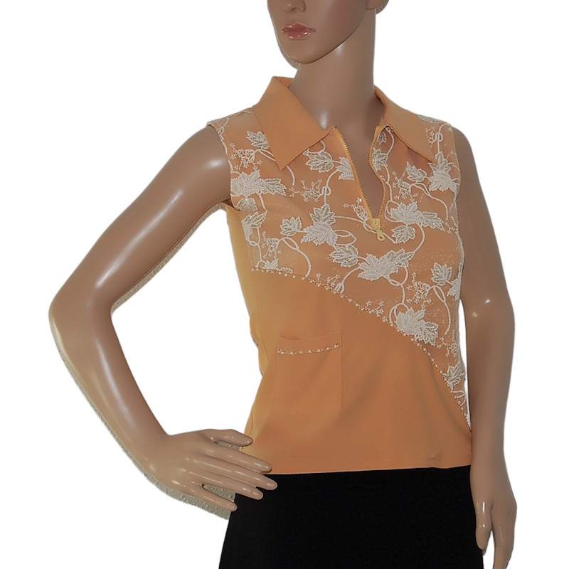 Die Vorderansicht des lachsfarbenen Damen-T-Shirts zeigt Reißverschluss und Perlen