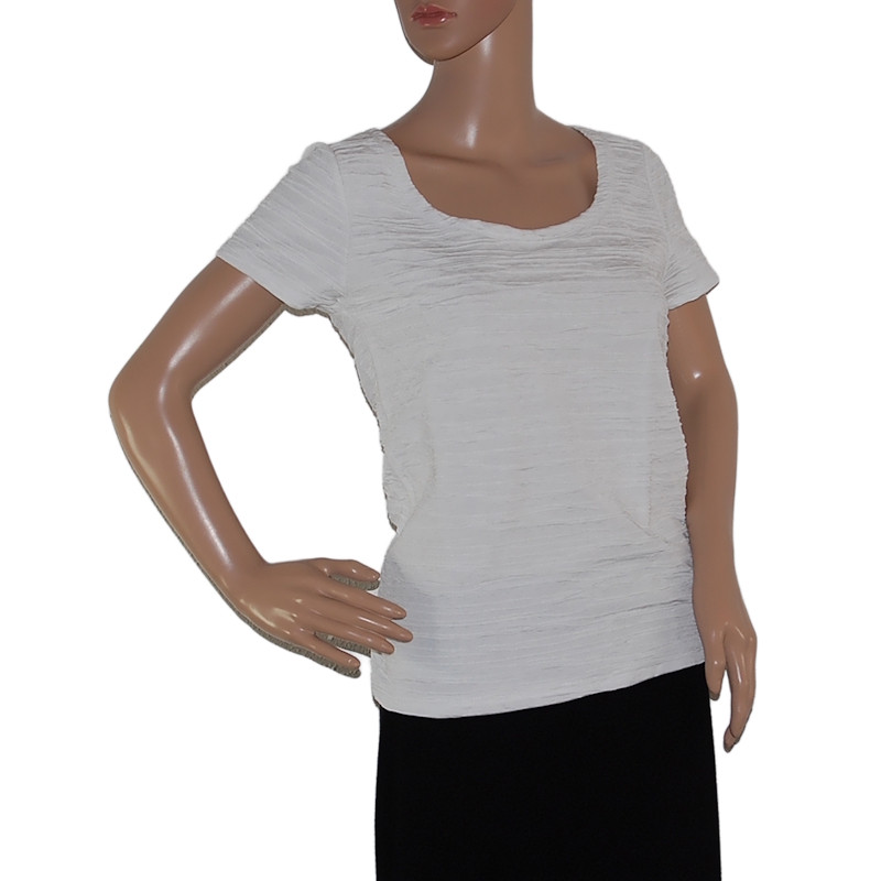 Die Vorderansicht des elastischen Damen-T-Shirts zeigt Knitter-Optik und Rundhalsausschnitt