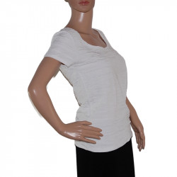 In der Seitenansicht wirkt das T-Shirt locker, weich und bequem geschnitten