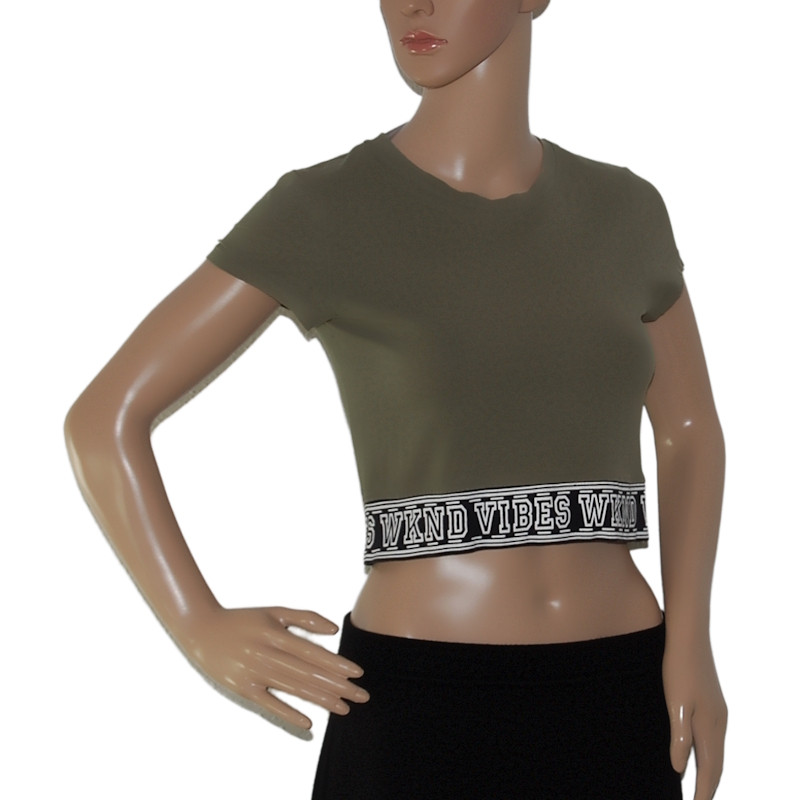 Die Vorderansicht des olivgrünen Damen-T-Shirts zeigt kurzen Schnitt und Gummiband-Schriftzug