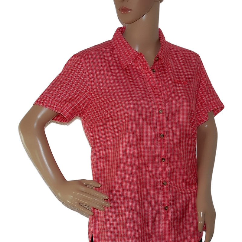 Die Vorderansicht der rot-weiß karierten Damenbluse zeigt Knopfleiste und Kurzarm
