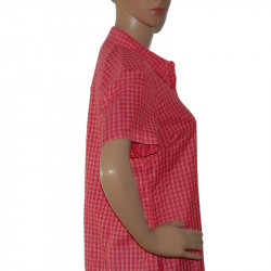 In der Seitenansicht wirkt die Bluse weich, locker geschnitten und bequem