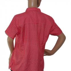 Die Rückansicht der karierten Damenbluse betont den sportlichen Sitz und Komfort