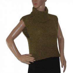 Die Vorderansicht des olivgrünen Damenpullovers zeigt Rollkragen und kurzen Schnitt