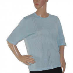 Die Vorderansicht der himmelblauen Damenbluse zeigt ein auffälliges Lochmuster