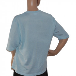 Die Rückansicht der Damenbluse betont den lockeren Fall und sommerlichen Stil