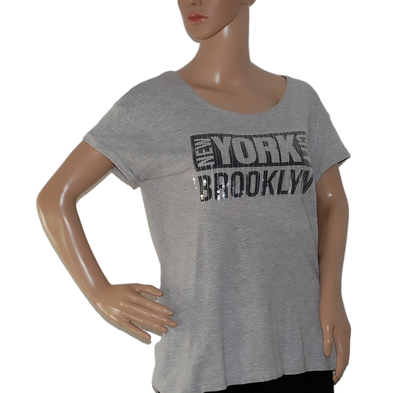 Die Vorderansicht des silbergrauen Damen-T-Shirts zeigt Pailletten „New York City Brooklyn“