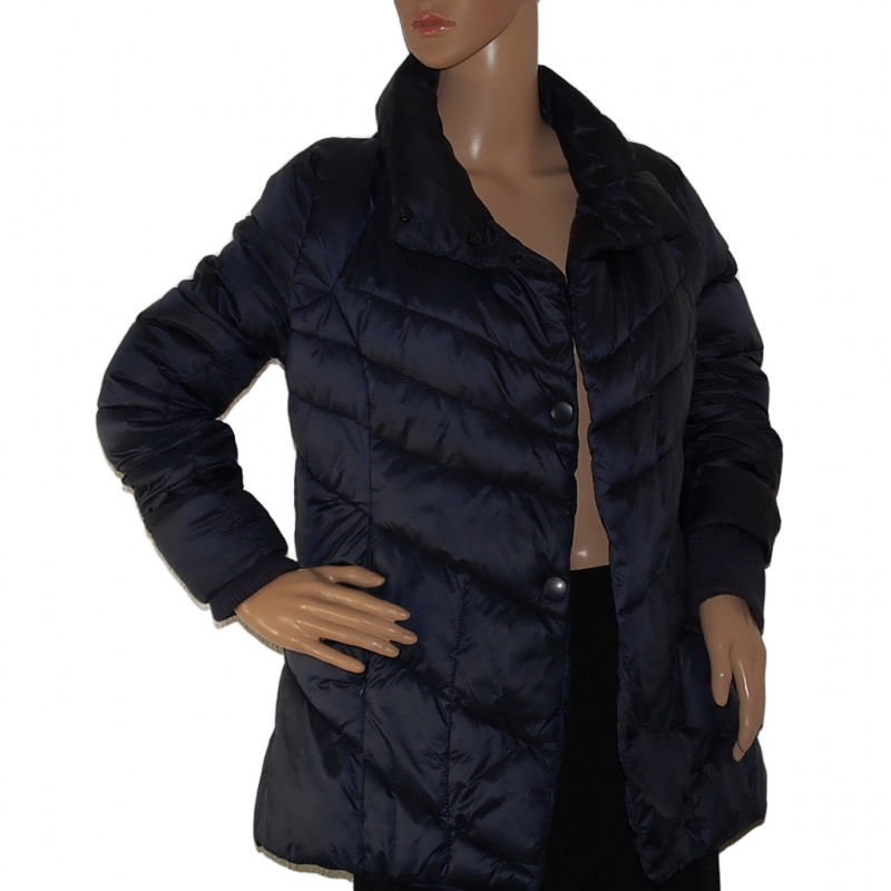 Warme Steppjacke in Blau mit schrägem Verschluss - Größe 40/42 - Vorderansicht