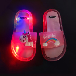 Blinkende Regenbogen-LEDs auf Kinder Hausschuhen – Vorderansicht