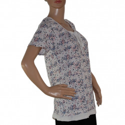 Runder Halsausschnitt mit Zierknöpfen und dekorativem Spitzenband