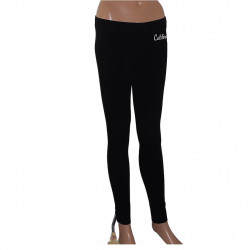 Detailansicht der linken Hüfte mit weißen California-Schriftzug