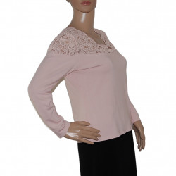 Detail der floralen Spitze am Ausschnitt und an den Schultern, Material aus 100 % Polyester, elegant verarbeitet