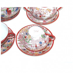 Detailaufnahme der handbemalten Geisha auf edler japanischer Teetasse aus Porzellan