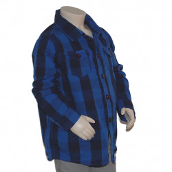 Detailansicht des weich atmungsaktiven Baumwollstoffs und Brusttaschen