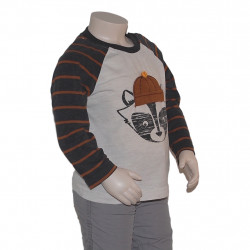 Detailansicht der Strickmütze auf dem Waschbären und Ärmel im Raglan-Stil