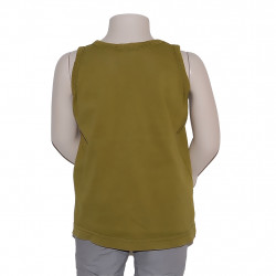 Lässiges Tanktop für Jungen getragen im Sommer