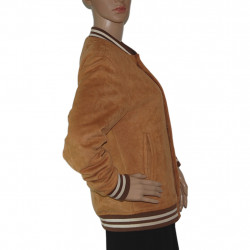 Nahaufnahme der elastischen Bündchen mit kontrastfarbenen Streifen und Struktur